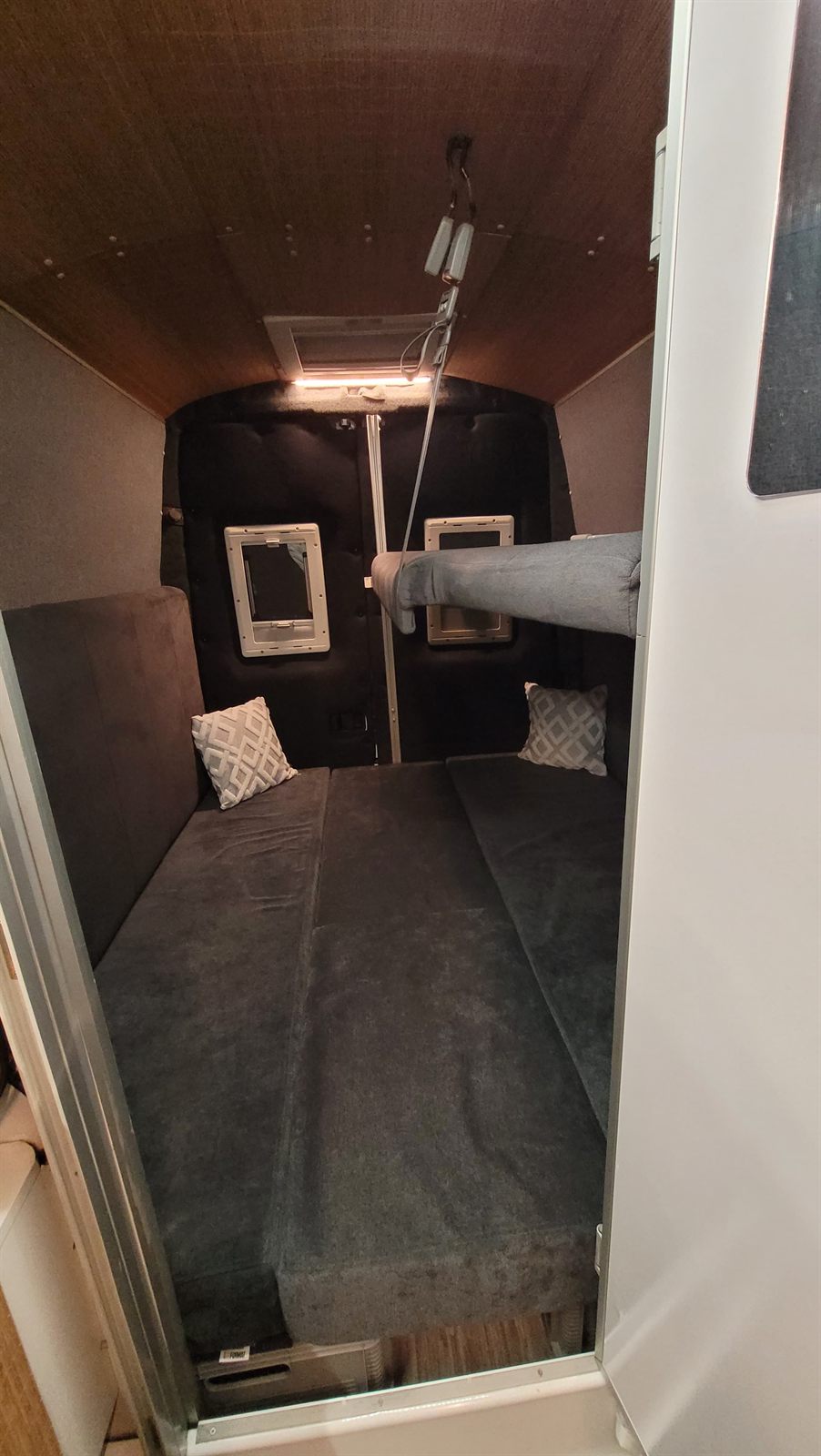 Sypialnia z tyłu Iveco Daily — przejście między dwoma łóżkami